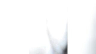 Un puttaniere cattura una giovane troietta