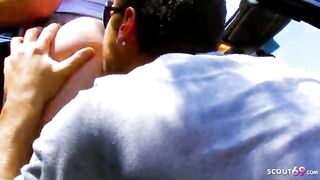 Deliziosa bionda tatuata succhia e scopa in auto