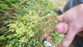 Anteprima del video: Sborrata nei boschi per un amica