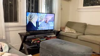 La troia annoiata gli fa una sega e la sorella guarda