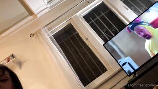 La troia annoiata gli fa una sega e la sorella guarda