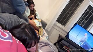 La troia annoiata gli fa una sega e la sorella guarda