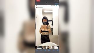 Vanitosa troia italiana tatuata fa una diretta