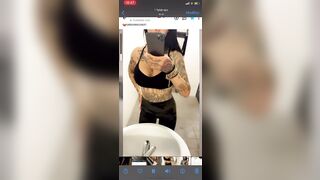 Vanitosa troia italiana tatuata fa una diretta