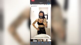 Vanitosa troia italiana tatuata fa una diretta