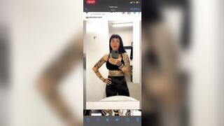 Vanitosa troia italiana tatuata fa una diretta