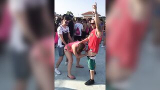 Sesso in pubblico al rave party