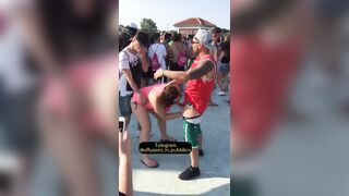 Sesso in pubblico al rave party