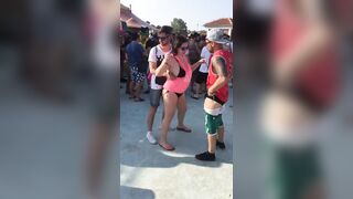 Sesso in pubblico al rave party