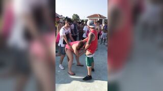 Sesso in pubblico al rave party