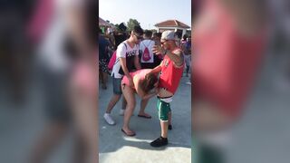 Sesso in pubblico al rave party