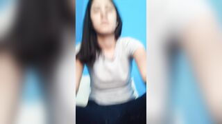 la ragazza si masturba e viene