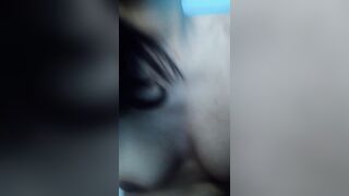 la ragazza si masturba e viene