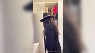 Antonella Mosetti si toglie proprio tutto