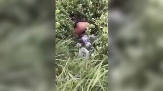 Il guardone riprende due che scopano