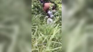 Il guardone riprende due che scopano