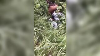 Il guardone riprende due che scopano