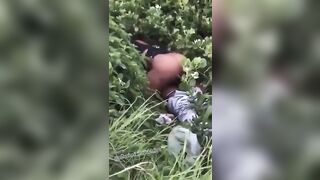 Il guardone riprende due che scopano