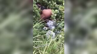 Il guardone riprende due che scopano