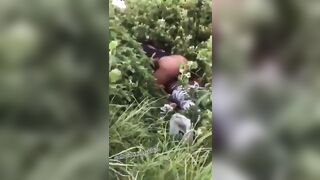 Il guardone riprende due che scopano