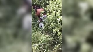 Il guardone riprende due che scopano