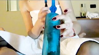 Anette prova il suo nuovo giocattolo