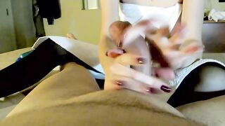 Anette prova il suo nuovo giocattolo