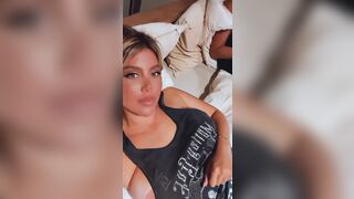 Ragazza lesbica spagnola fa un selfie