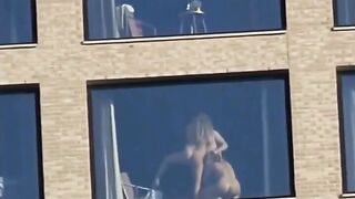 Il puttaniere con due escort sgamato da un blogger