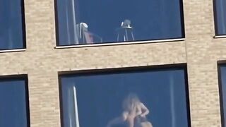 Il puttaniere con due escort sgamato da un blogger