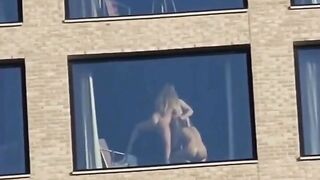 Il puttaniere con due escort sgamato da un blogger