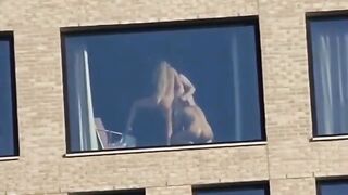 Il puttaniere con due escort sgamato da un blogger