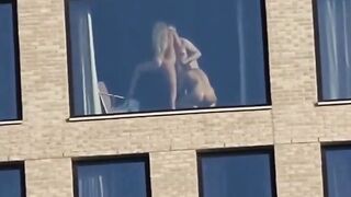 Il puttaniere con due escort sgamato da un blogger