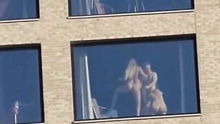 Anteprima del video: Il puttaniere con due escort sgamato da un blogger