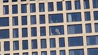 Il puttaniere con due escort sgamato da un blogger