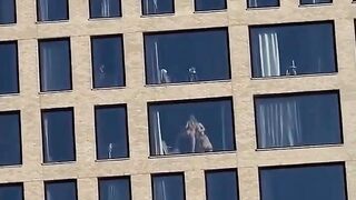 Il puttaniere con due escort sgamato da un blogger