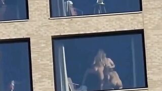 Il puttaniere con due escort sgamato da un blogger