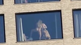 Il puttaniere con due escort sgamato da un blogger