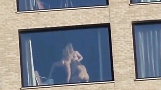 Il puttaniere con due escort sgamato da un blogger