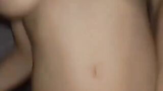 Fidanzatina con occhiali cavalca godendo