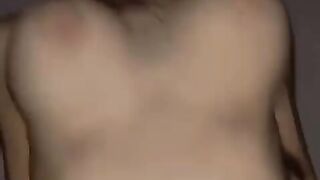 Fidanzatina con occhiali cavalca godendo