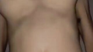 Fidanzatina con occhiali cavalca godendo