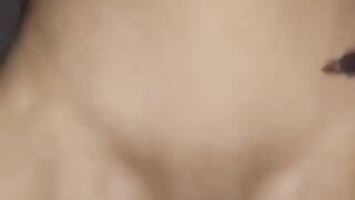 Fidanzatina con occhiali cavalca godendo