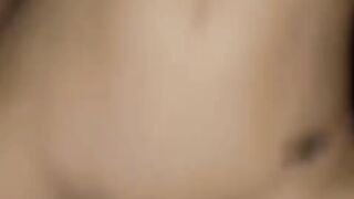 Fidanzatina con occhiali cavalca godendo