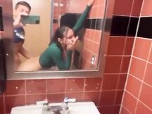 Sesso amatoriale nei bagni della scuola