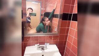 Anteprima del video: Sesso amatoriale nei bagni della scuola