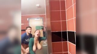 Sesso amatoriale nei bagni della scuola