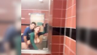 Sesso amatoriale nei bagni della scuola