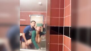 Sesso amatoriale nei bagni della scuola