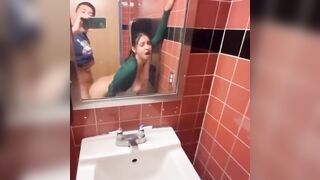 Sesso amatoriale nei bagni della scuola